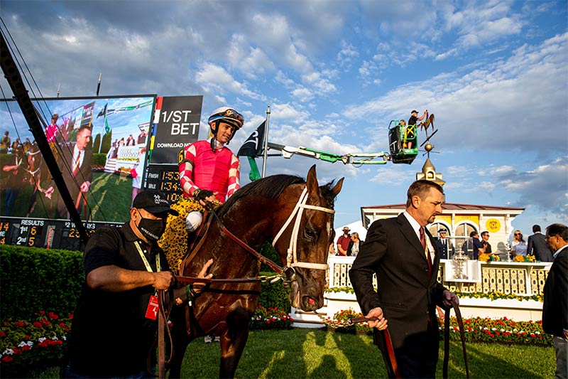 1/ST BET crowded with horse racing bettors