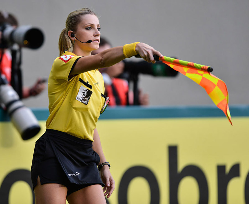 Fernanda Colombo Uliana: Beautiful female referee in football