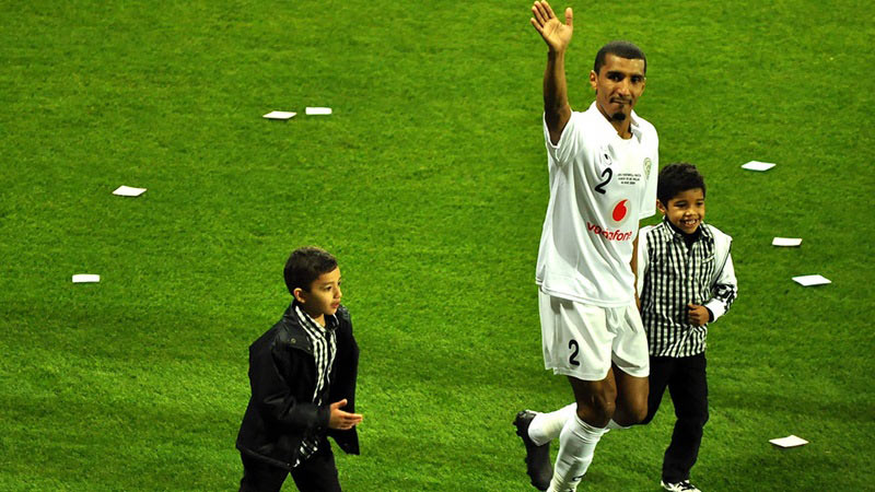 Who is the shortest football player: Jafal Rashed Al-Kuwari (5ft 1" or 155cm)
