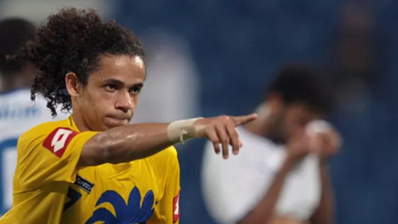 Shortest pro football player: Élton José Xavier Gomes (154cm)