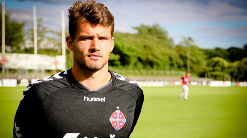 The tallest soccer player: Simon Bloch Jørgensen - 6'9" (205 cm)