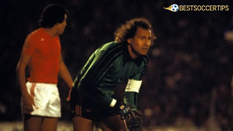Who is the best goalkeeper in africa: Sadok Sassi