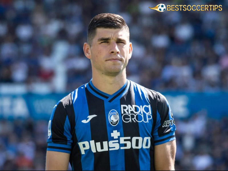 best long range shooters in football: Ruslan Malinovskiy (Atalanta) AMC, longest goal distance: 33 meters
