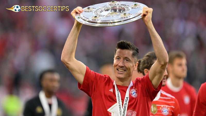 Football players with most hat tricks: Robert Lewandowski (31)