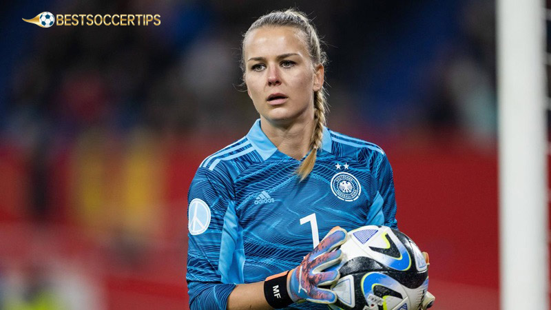 Best women's goalkeeper: Merle Frohms