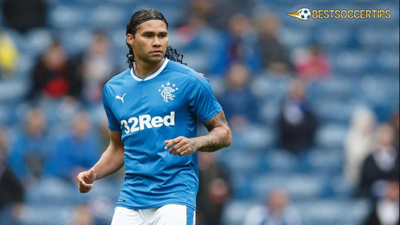 Soccer players with long hair and headband: Carlos Peña