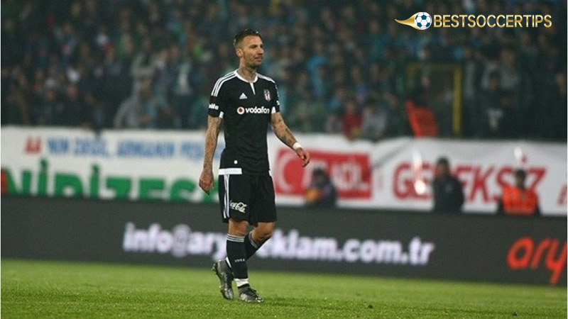 Top 10 players with most red cards in football history: Alexis Ruano Delgado (22 red cards)