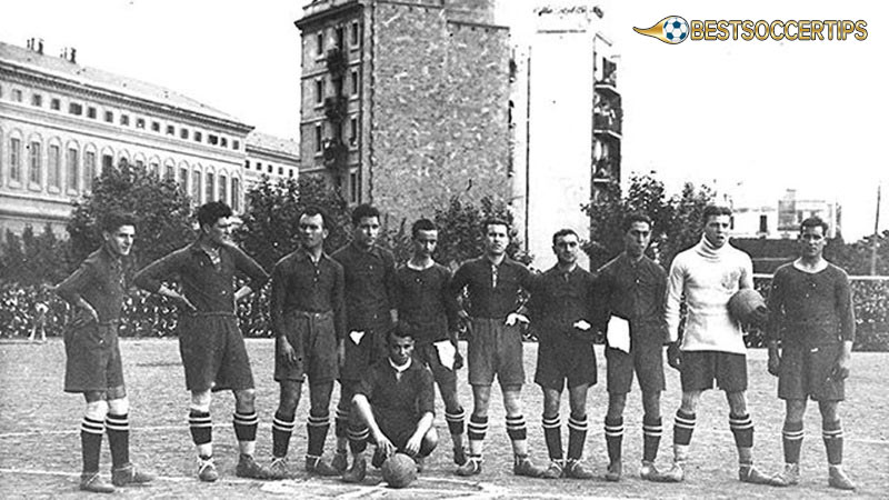 Who is the youngest player in Barcelona: Armand Martinez Sagi (15 years, 11 months, 5 days)