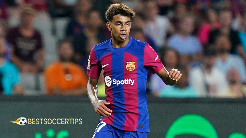 Youngest football player in Barcelona: Lamine Yamal (15 years, 9 months, 16 days)