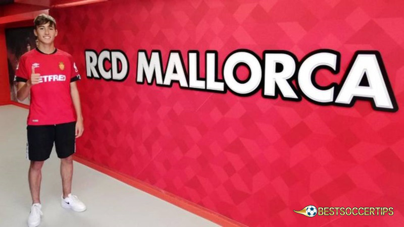 Youngest player in Laliga: Rafel Obrador (RCD Mallorca) - 16 years, 4 months, 25 days