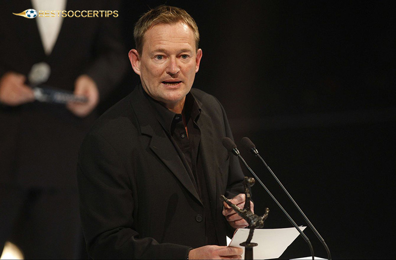 Peter Mikkelsen - Best soccer referee in the world