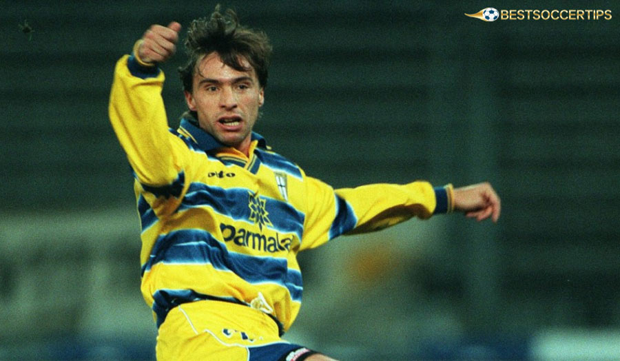 Enrico Chiesa - Versatile assassin, always a threat in the penalty area