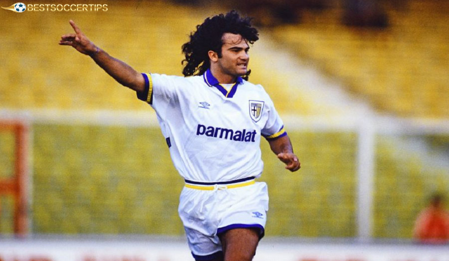 Fernando Couto - Steel center back with fierce and effective playing style
