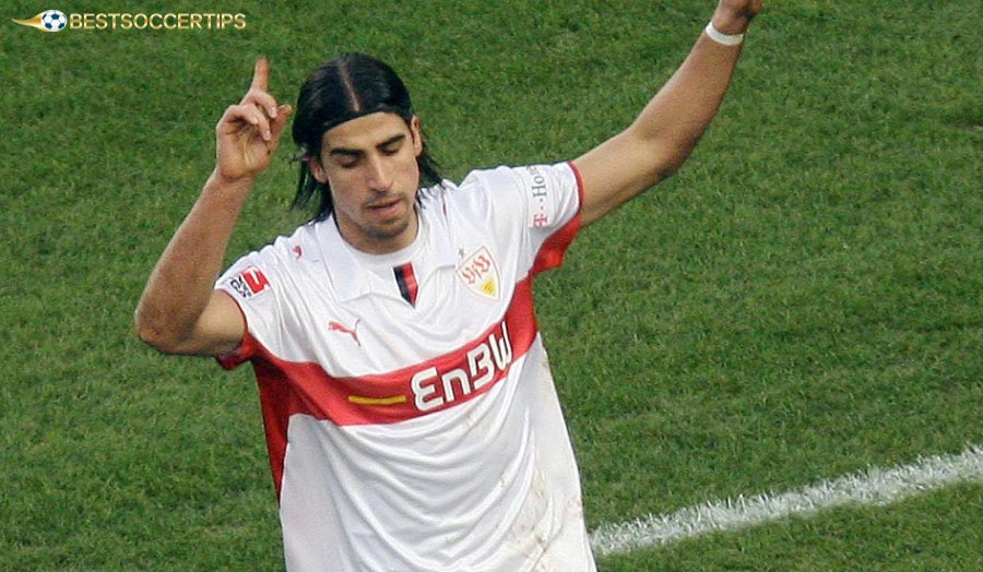 Sami Khedira – Complete midfielder with strength and good ball recovery ability
