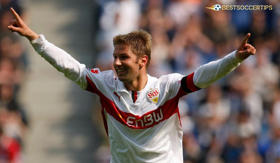 Thomas Hitzlsperger – Midfielder with powerful long-range shots and good leadership skills